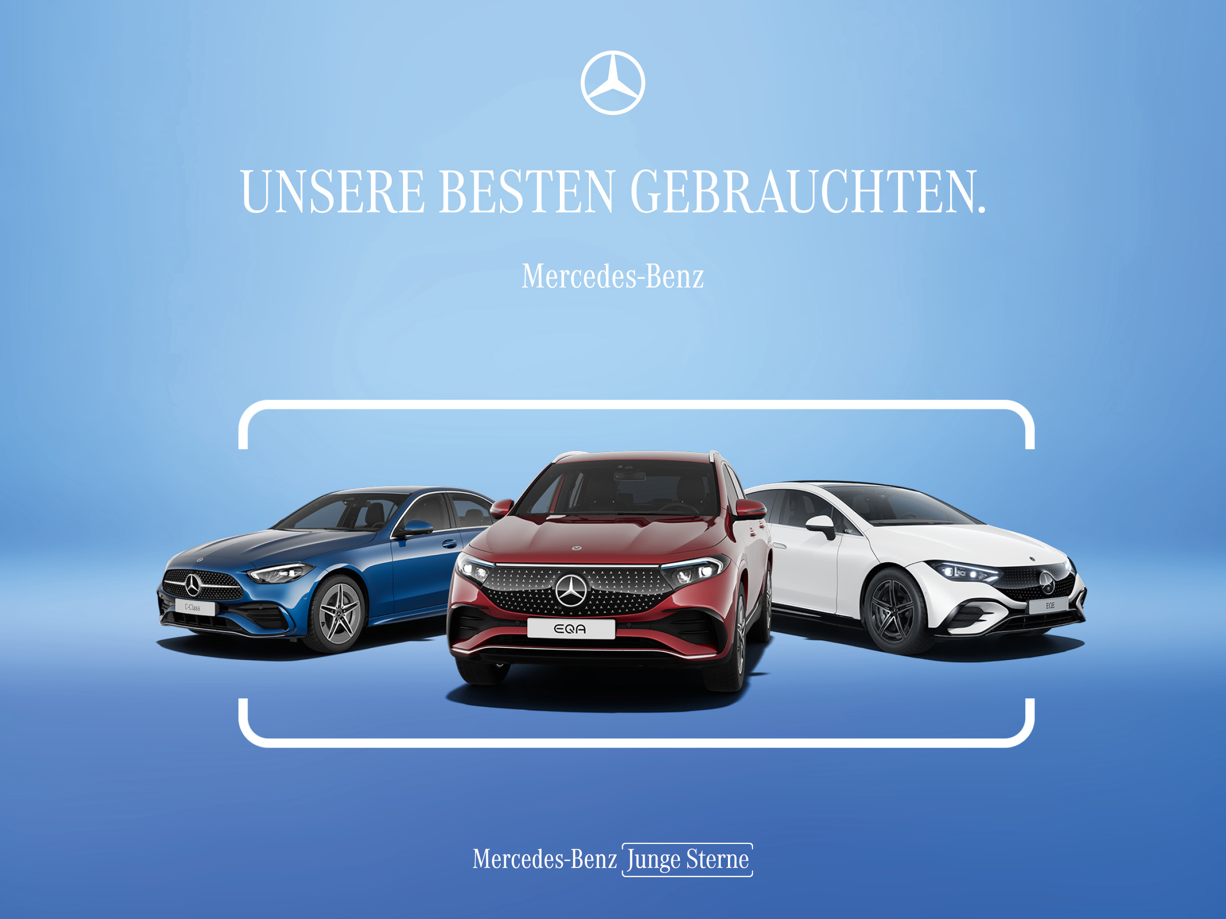 Drei Junge Sterne Fahrzeuge (blau, rot, weiß) vor einem künstlichen, grell blauen Hintergrund