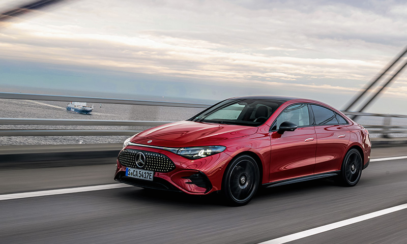 Roter CLA Shooting Brake fährt auf einer Brücke
