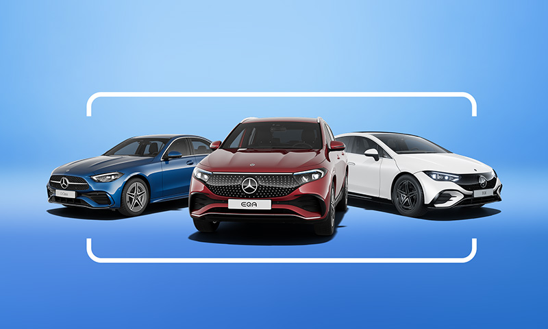 Drei Junge Sterne Fahrzeuge (blau, rot, weiß) vor einem künstlichen, grell blauen Hintergrund