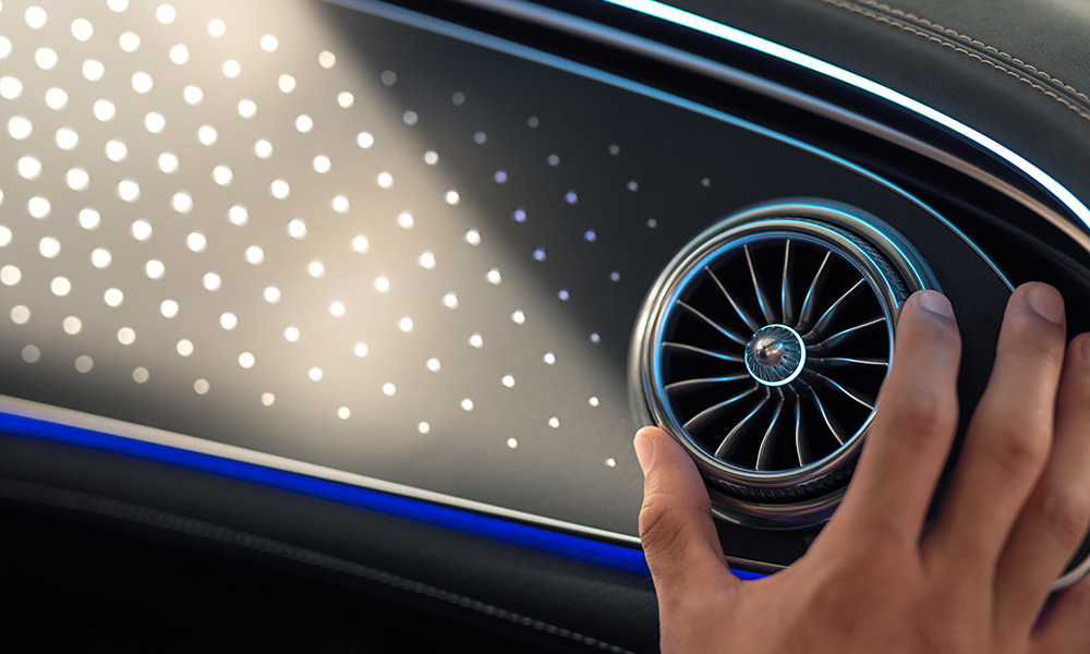 Mann stellt den Regler der Lüftung in seinem Mercedes-Benz ein