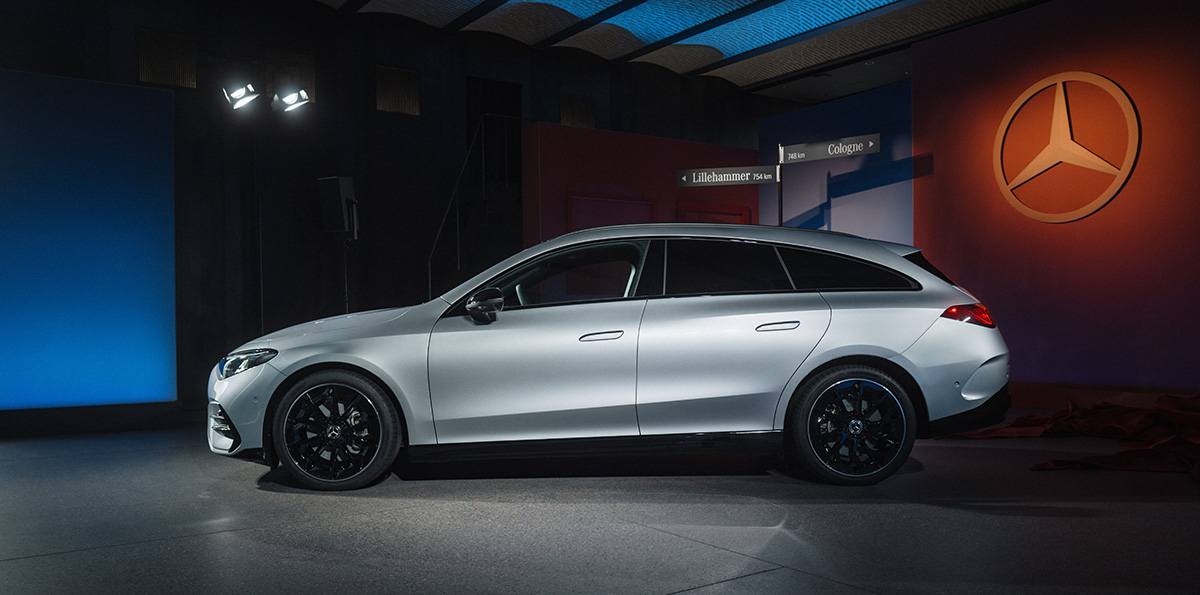 Silberner CLA Shooting Brake von der Seite
