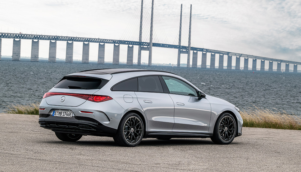 Silberner CLA Shooting Brake von seitlich hinten