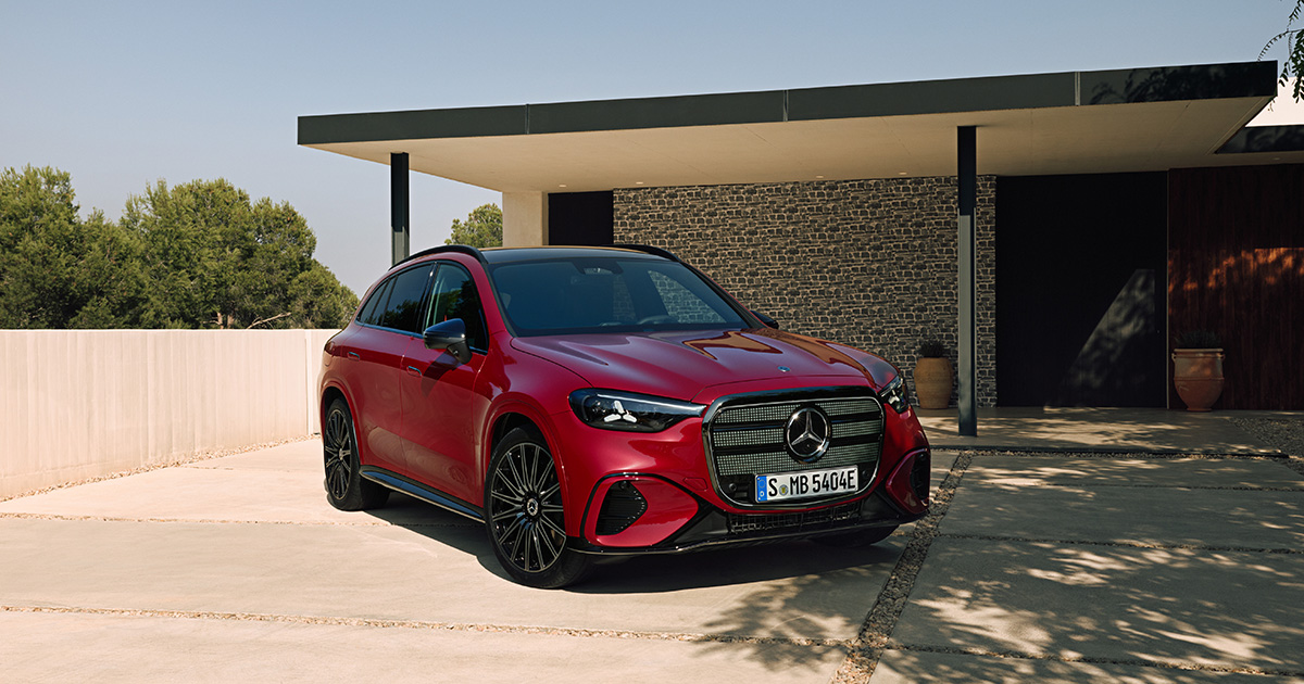 roter GLC vor einem Haus