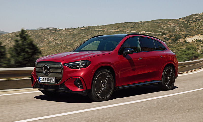 roter GLC auf einer Straße fahrend