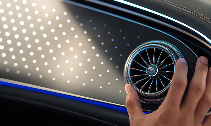 Mann stellt den Regler der Lüftung in seinem Mercedes-Benz ein